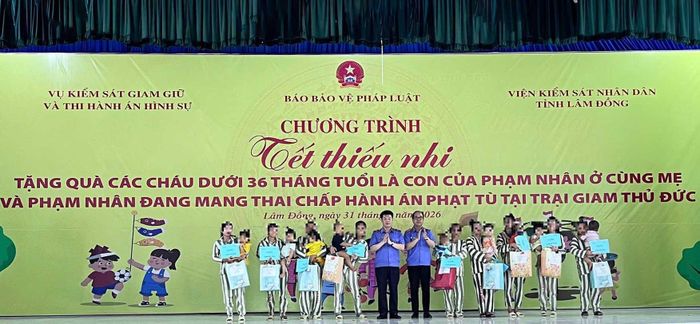 Tặng quà cho các cháu thiếu nhi nhân Ngày Quốc tế thiếu nhi
