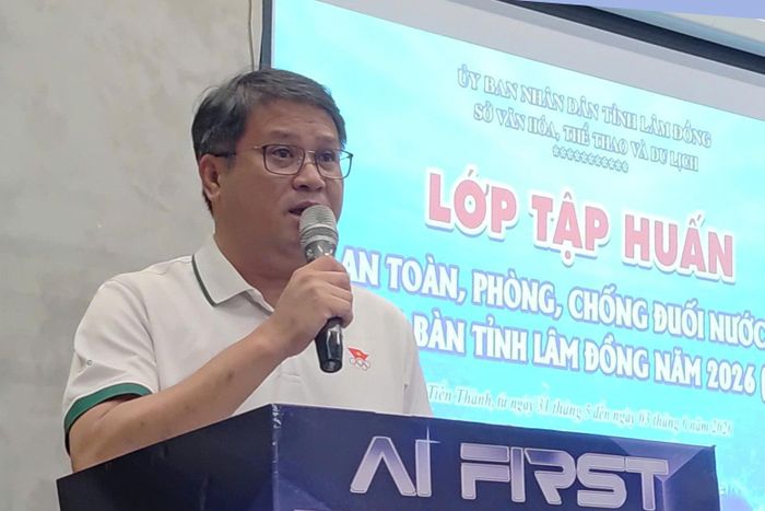 Ông Huỳnh Ngọc Tâm, Phó Giám đốc Sở Văn hóa, Thể thao và Du lịch tỉnh Lâm Đồng phát biểu khai mạc lớp tập huấn bơi an toàn, phòng chống đuối nước trẻ em năm 2026 phía Đông tỉnh Lâm Đồng