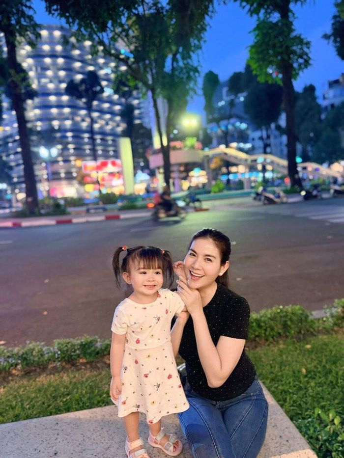 Lita được nhận xét là lanh lợi, đáng yêu.