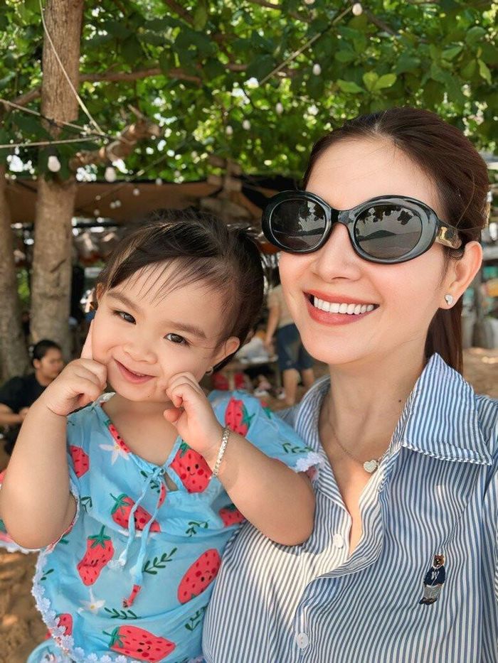 Nhóc tì mê làm điệu trước ống kính.
