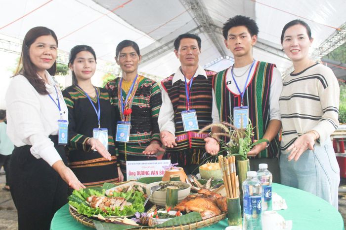 Gia đình ông Dương Văn Bình bên mâm cơm thịnh soạn