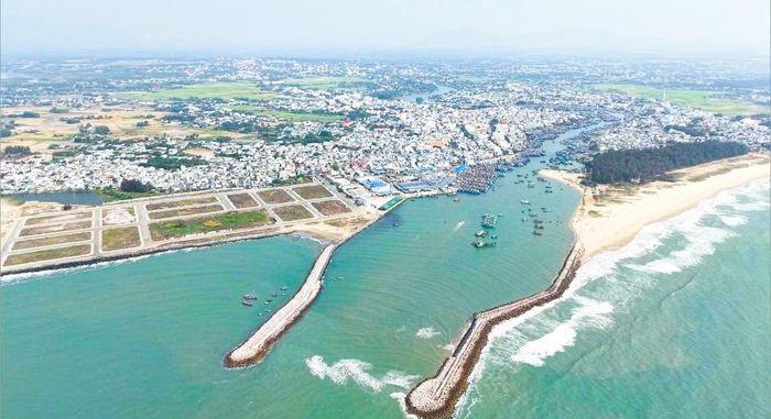 Cảng cá La Gi nhìn từ hướng cửa biển