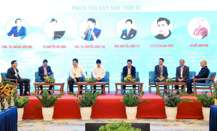 Các đại biểu khách mời dự tọa đàm với chủ đề “Về mô hình phát triển tỉnh Lâm Đồng trong kỷ nguyên mới” tại Hội thảo khoa học “Mô hình phát triển tỉnh Lâm Đồng: Tiềm năng và bứt phá”