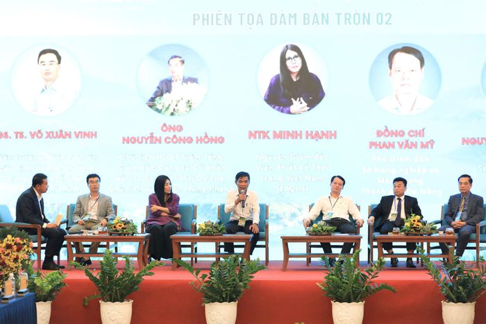Các đại biểu khách mời dự phiên tọa đàm với chủ đề “Chia sẻ kinh nghiệm của một số địa phương và gợi mở cơ chế, chính sách phát triển đặc thù cho Lâm Đồng”