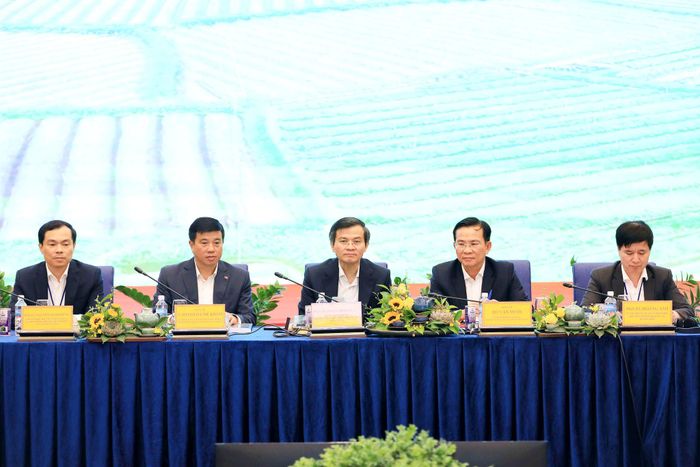 Các đại biểu chủ trì Hội thảo khoa học “Mô hình phát triển tỉnh Lâm Đồng: Tiềm năng và bứt phá”