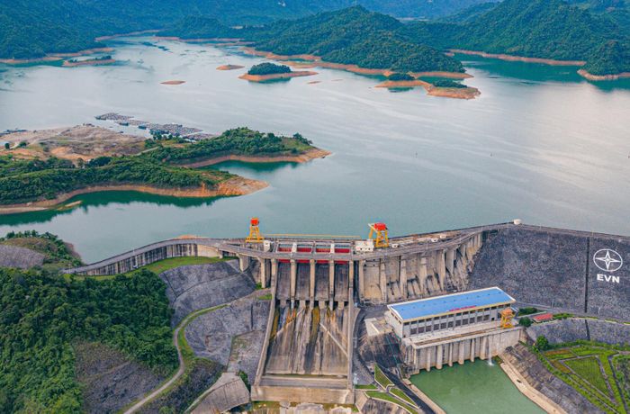 Công trình có đập chính cao 97,3m, tương đương một tòa nhà khoảng 30 tầng. Ảnh: Ngọc Đẹp