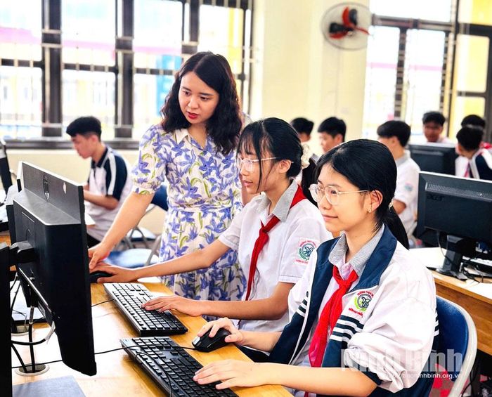 Giờ học Tin học của cô và trò Trường THCS Trần Phú (phường Phủ Lý).