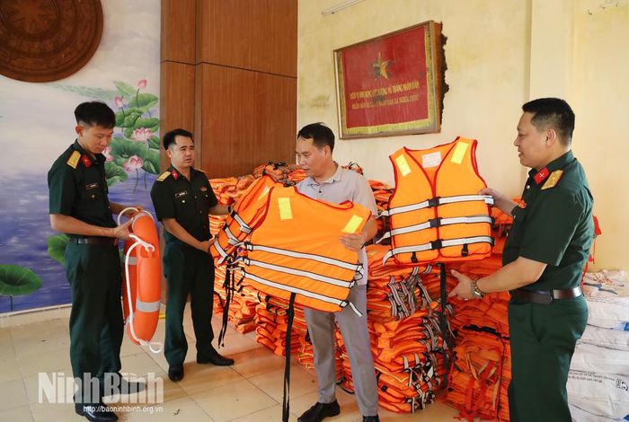 Ban Chỉ huy Quân sự xã Rạng Đông kiểm tra vật tư, phương tiện phục vụ công tác phòng chống thiên tai và tìm kiếm cứu nạn.
