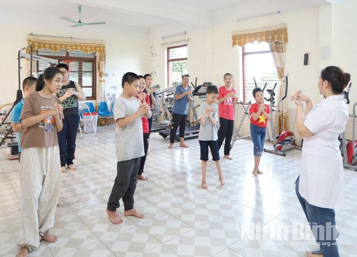 Trẻ khuyết tật tại Trung tâm Bảo trợ xã hội Nam Định tập các động tác thể dục đơn giản.