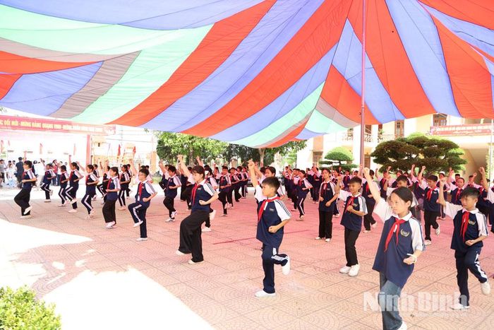 Chương trình đồng diễn Vovinam của học sinh Trường THCS Bồ Đề, xã Bình Giang. Ảnh: Nguyễn Oanh