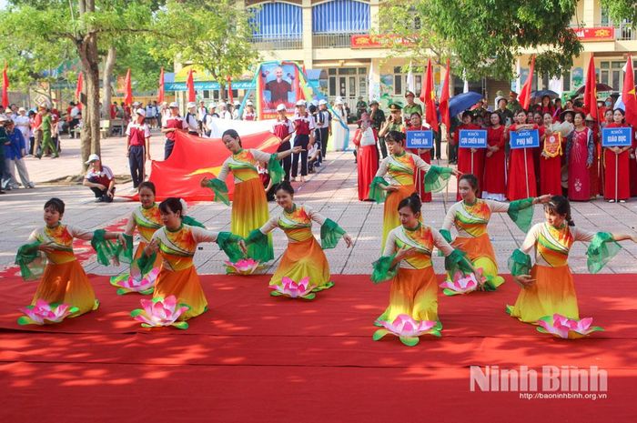 Tiết mục văn nghệ tại lễ khai mạc Đại hội TDTT xã Bình An. Ảnh: Chu Bình