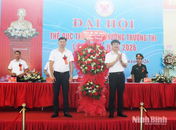 Lãnh đạo phường Trường Thi tặng hoa chúc mừng Đại hội. Ảnh: Minh Thuận