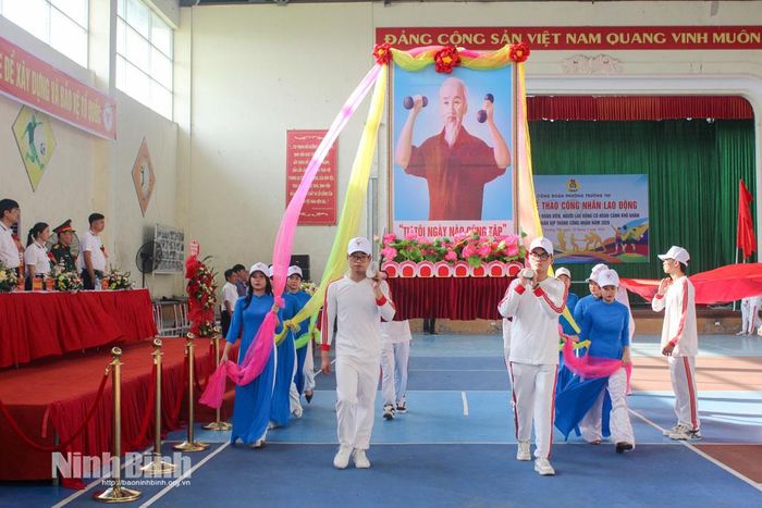 Đoàn rước kiệu ảnh Bác Hồ qua lễ đài. Ảnh: Minh Thuận