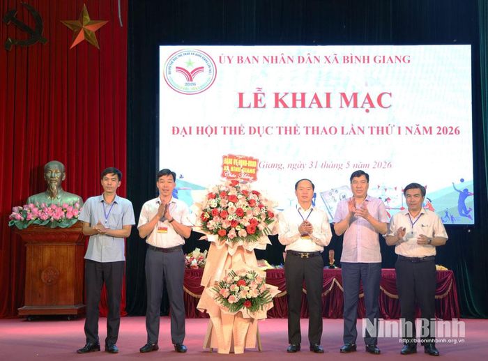 Lãnh đạo Đảng ủy và UBND xã Bình Giang tặng hoa chúc mừng Đại hội. Ảnh: Nguyễn Oanh
