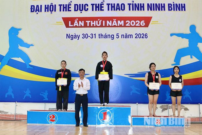 Lãnh đạo Sở Văn hóa và Thể thao trao huy chương cho các vận động viên thi đấu nội dung quyền thuật nữ đạt thành tích xuất sắc.