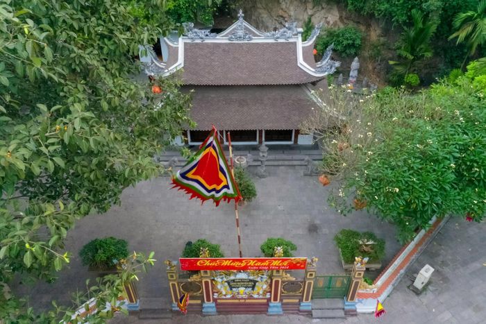 Đền thờ Danh nhân văn hóa Trương Hán Siêu dưới chân núi Non Nước. Ảnh: Ngọc Linh