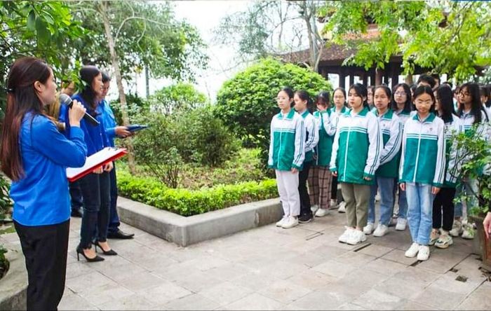 Các em học sinh Trường THCS Trương Hán Siêu (phường Hoa Lư) tham quan, tìm hiểu giá trị Di tích quốc gia đặc biệt-Núi Non Nước. Ảnh: Phan Hiếu