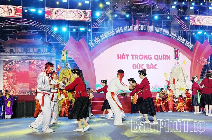 Trình diễn di sản văn hóa phi vật thể Hát Trống quân Đức Bác tại Lễ hội văn hóa dân gian đường phố năm 2026.
