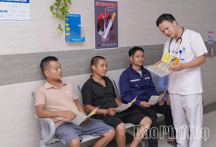 Bác sĩ Trung tâm Y tế xã Thanh Sơn tư vấn cho người nhà người bệnh về tác hại của thuốc lá đối với sức khỏe.