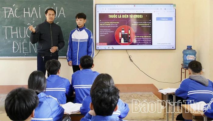 Lồng ghép tuyên truyền tác hại của thuốc lá trong các giờ học ngoại khóa tại Trường THPT Trung Nghĩa, xã Tu Vũ. 100% cán bộ, giáo viên, nhân viên, học sinh cam kết thực hiện Luật Phòng, chống tác hại thuốc lá và xây dựng “Trường học không khói thuốc”.