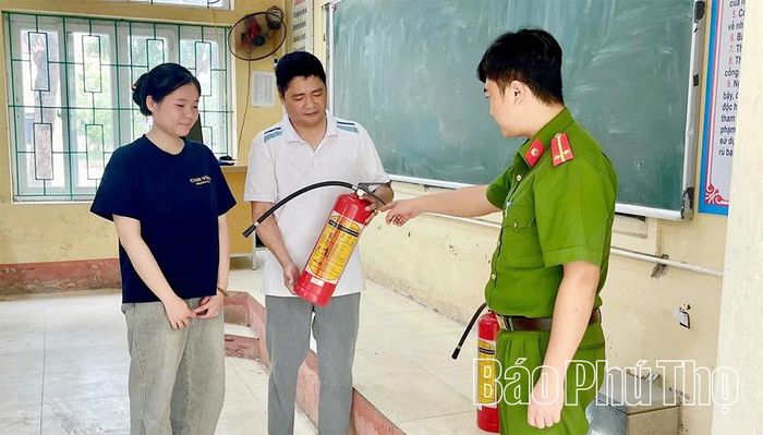 Công an xã Nguyệt Đức kiểm tra các điều kiện đảm bảo an toàn phòng cháy, chữa cháy trong khu vực phòng thi.