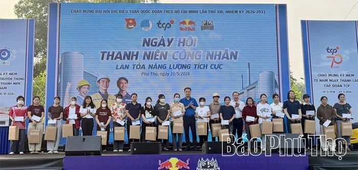 Trung ương Đoàn trao tặng 20 suất quà cho các công nhân có hoàn cảnh khó khăn tại Phú Thọ.