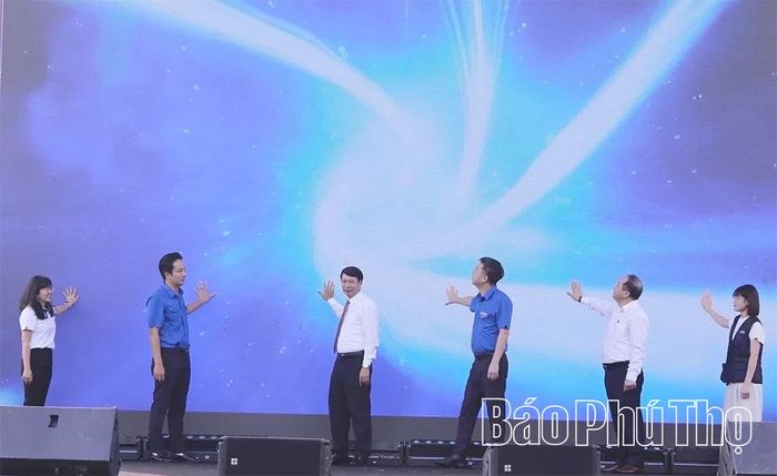 Các đại biểu thực hiện nghi thức khởi động Ngày hội Thanh niên công nhân.