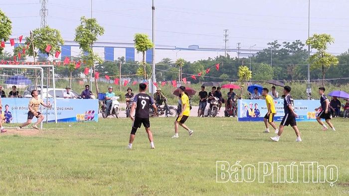 Trận bán kết bóng đá nam trong khuôn khổ ngày hội Thanh niên công nhân.