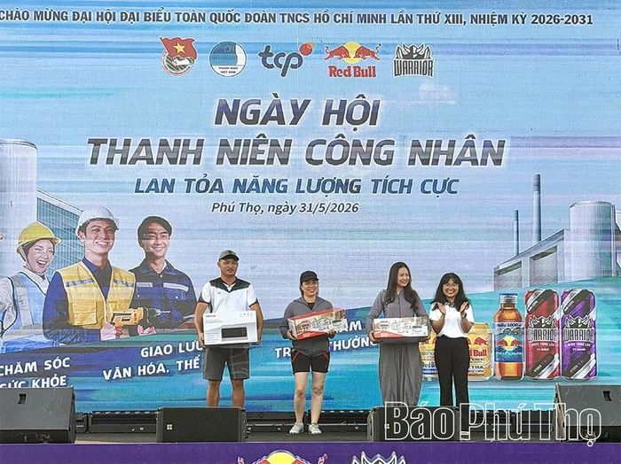Công ty TNHH TCP Việt Nam trao tặng các phần quà trong chương trình bốc thăm trúng thưởng tại ngày hội.