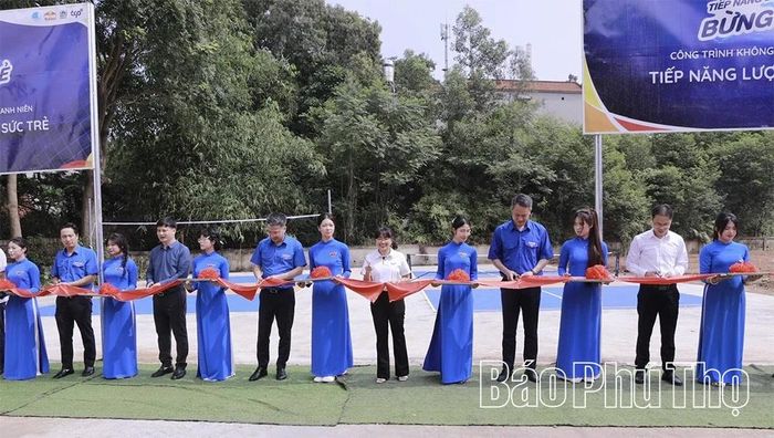 Các đại biểu cắt băng khánh thành sân chơi thể thao cộng đồng tại phường Vĩnh Phúc.