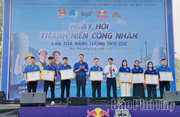 Đồng chí Phó Chủ tịch UBND tỉnh Nguyễn Khắc Hiếu cùng lãnh đạo Trung ương Đoàn trao Bằng khen cho các thủ lĩnh Đoàn doanh nghiệp xuất sắc.
