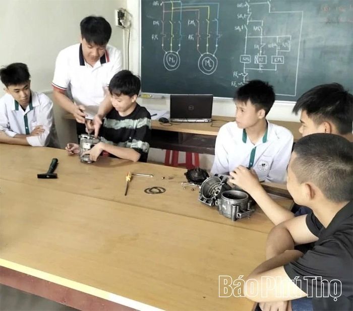 Thực hành môn Điện công nghiệp của thầy và trò trung tâm.