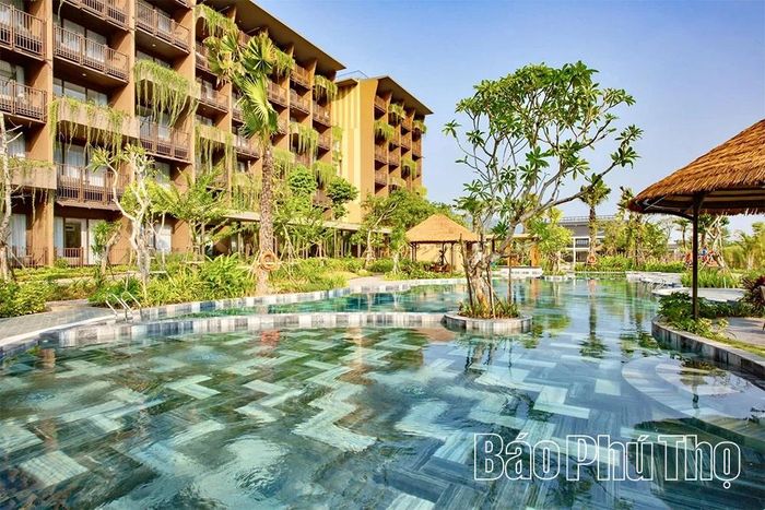 Khu nghỉ dưỡng cao cấp Mandala Retreats Kim Bôi hút khách nhờ không gian xanh mát, tích hợp nhiều dịch vụ tiện ích.