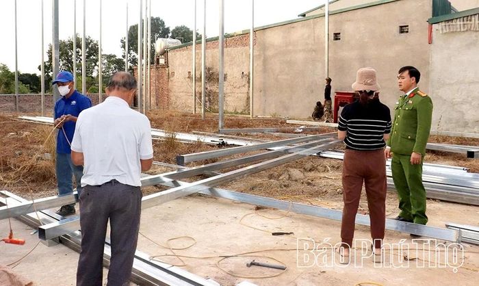 Xã Vĩnh An tuyên truyền vận động các hộ vi phạm tự nguyện tháo dỡ công trình xây dựng trái phép.