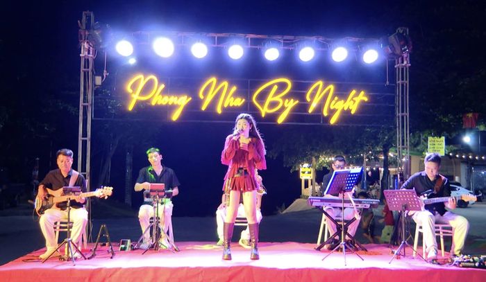 Một tiết mục trong “Đêm nhạc cuối tuần-Về miền di sản Phong Nha” - Ảnh: H.N