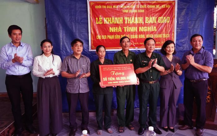 Bàn giao nhà tình nghĩa cho cựu chiến binh có hoàn cảnh khó khăn - Ảnh: L.Chi