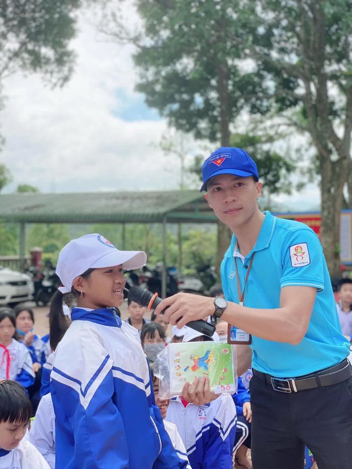 Thầy giáo Nguyễn Đắc Nhật Tân trong một tiết dạy kỹ năng sống cho học sinh vùng cao - Ảnh: Q.N