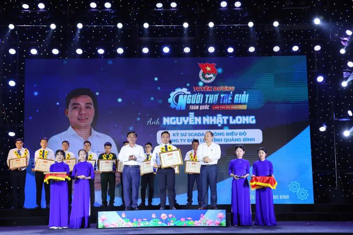 Anh Nguyễn Nhật Long tại lễ tuyên dương Người thợ trẻ giỏi toàn quốc lần thứ XV năm 2025 - Ảnh: Q.N