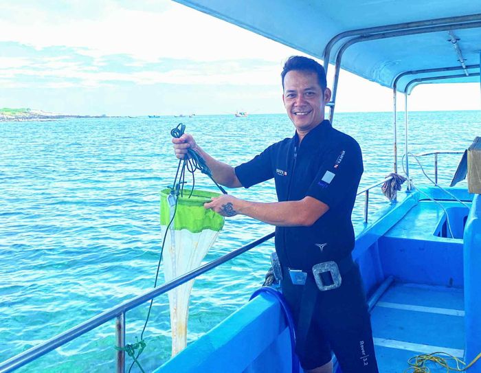 Ông Trần Khương Cảnh tham gia đợt điều tra hiện trạng thực vật phù du ở Khu bảo tồn biển đảo Cồn Cỏ - Ảnh: NVCC