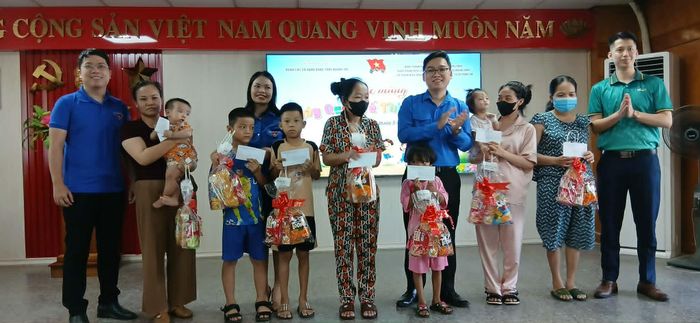 Trao tặng các suất quà đặc biệt cho các em thiếu nhi có hoàn cảnh khó khăn - Ảnh: H.Đ