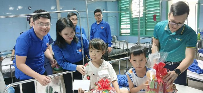 Thăm và tặng quà cho các bệnh nhân nhi tại giường bệnh - Ảnh: H.Đ