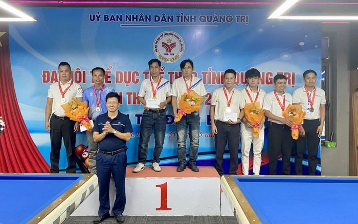 Ban tổ chức trao giải cho các cơ thủ thi đấu nội dung song tô carom 1 băng - Ảnh: H.N