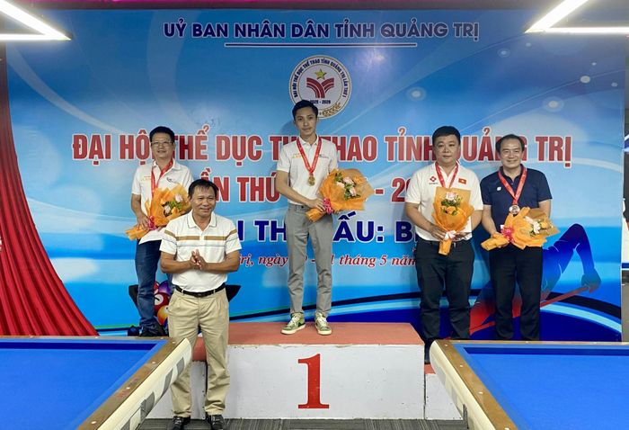 Ban Tổ chức trao giải cho các cơ thủ đạt thành tích cao nội dung đơn carom 3 băng - Ảnh: H.N
