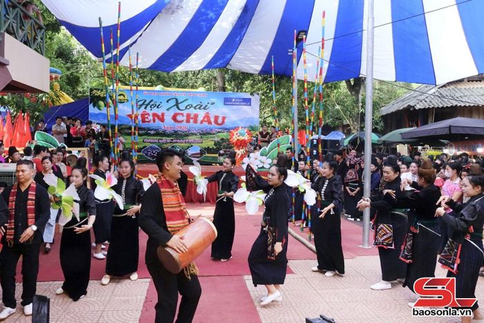 Phần thi múa sạp.