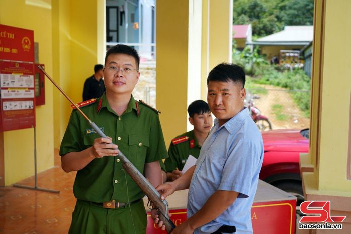 Công an xã Co Mạ tiếp nhận vũ khí nhân dân tự nguyện giao nộp.