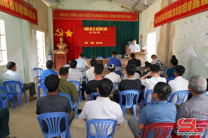 Chi bộ bản Nà Cẩu, xã Mường Bám quán triệt các văn bản bảo đảm ANTT trên địa bàn.