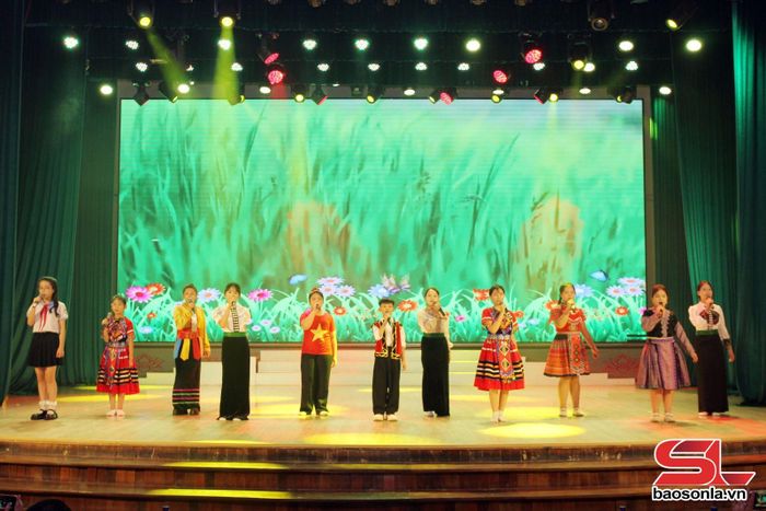Tiết mục văn nghệ ca ngợi quê hương, đất nước.