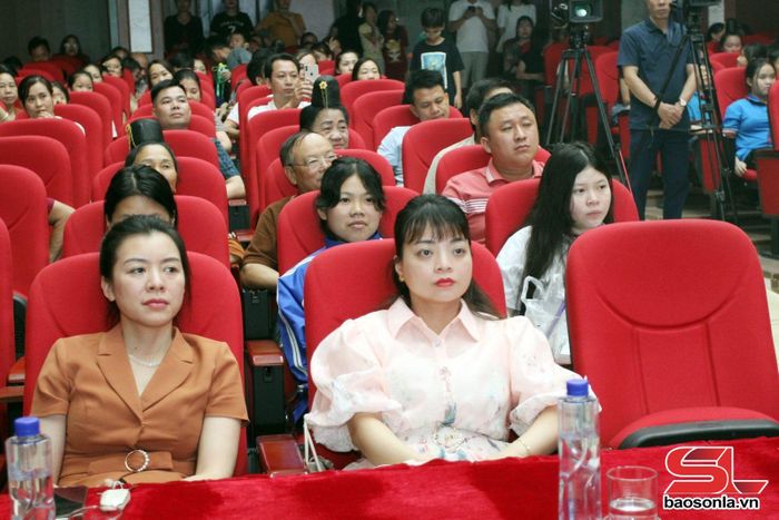 Đông đảo nhân dân tham dự chương trình.