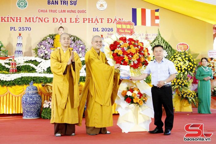 Lãnh đạo Sở Dân tộc và Tôn giáo tặng hoa chúc mừng Ban trị sự Giáo hội Phật giáo Việt Nam tỉnh Sơn La.