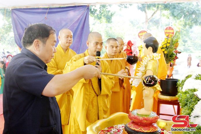 Các đại biểu thực hiện nghi thức tắm Phật.